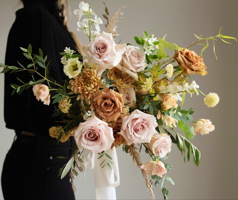 Toffee and quicksand roses bouquet designed by Elle Fleurit Floral Co. Toffee Rose Bouquet, Toffee Rose, Roses Bouquet, Bouquet Design, Floral Designer, Flower Bouquet Wedding, Rose Bouquet, Toffee, Bridal Bouquet