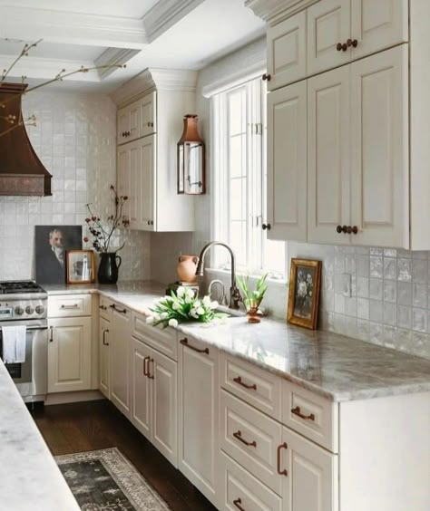 Cream Kitchens, Sherwin Williams Creamy, Stylish Small Kitchen, Backsplash Trends, Beautiful Kitchen Cabinets, 1920s House, Living Room Renovation, Cottage Vintage, Timeless Kitchen