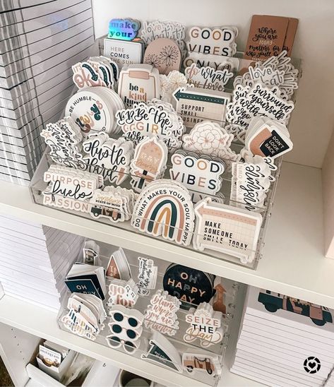 Small Business Office, Visuell Identitet, Craft Market Display, Sticker Design Inspiration, Idee Cricut, Storage Inspiration, Craft Booth Displays, Packaging Ideas Business, Small Business Packaging Ideas