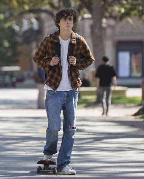 Timothée Chalamet in Beautiful Boy, 2018 Skater Boy Outfits, Skateboard Style, Indie Boy, Skater Boys, Guy Fits, Sneaker Trend, Timmy T, Streetwear Mode, Look Retro