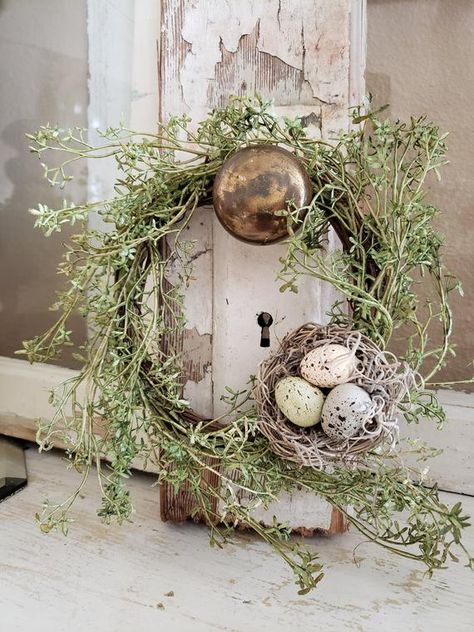 Simple Easter Decor, Diy Frühling, Decoration Vitrine, Candle Wreaths, Spring Easter Crafts, Mini Wreaths, Spring Easter Decor, Old Door, Deco Floral