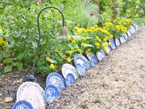 The plants you use at the front edge of your border frame the rest of the garden and set its tone. Here’s some help in deciding which plants to choose. Diy Garden Bed, Garden Stand, Edging Ideas, Landscape Edging, Lawn Edging, Creative Gardening, Garden Edging, Garden Borders, Garden Cottage