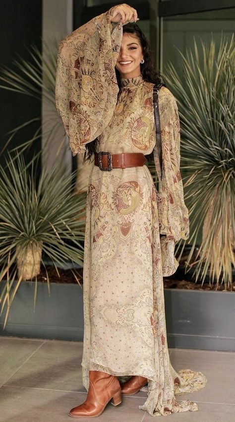 Boho Aesthetic Outfit, Saudi Style, Boho Winter Outfits, Classy Cowgirl, Looks Country, 70s Inspired Fashion, Elegant Dresses Classy, Fabric Colour, Hippie Outfits