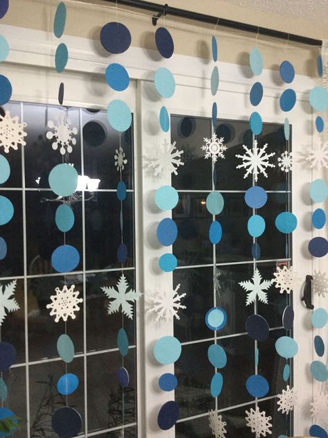 Snöflingor I Papper, Snowflake Backdrop, Winter Baby Shower Decorations, Winter Classroom Decorations, Classroom Christmas Decorations, Office Christmas Decorations, Preschool Christmas, Christmas Classroom, Class Decoration