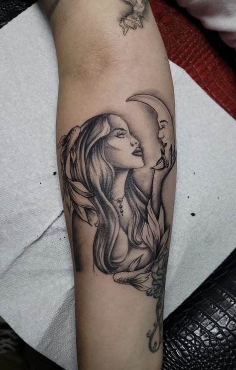 Pisces Tattoo Designs For Women Thigh, Pisces Woman Tattoo, Pisces Tattoo Goddess, Pisces Sleeve Tattoos For Women, Pisces Tattoo Ideas For Women, Tattoo Hands Woman, Pisces Mermaid Tattoo, Goddess Tattoo Design Pisces, Pisces Goddess Tattoos For Women