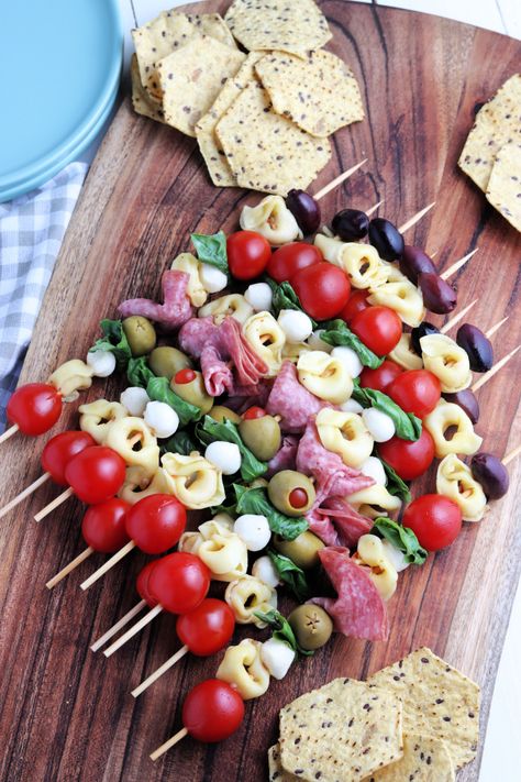 These Antipasto Skewers Appetizers offer you something a little more sophisticated this holiday while being incredibly easy to assemble! Little Appetizers, Antipasto Skewers Appetizers, Skewer Ideas, Healthy Skewers, Skewers Appetizers, Easy Antipasto, Antipasto Recipes, Mediterranean Recipes Healthy, Antipasto Skewers