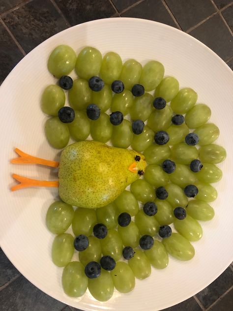 Fruit And Veggie Animals, Fruit Animals For Kids, Healthy Food Art, Fruit Platter Designs, Fruit Ideas, Fruit Animals, Vegetable Tray, Food Art For Kids, Amazing Food Decoration