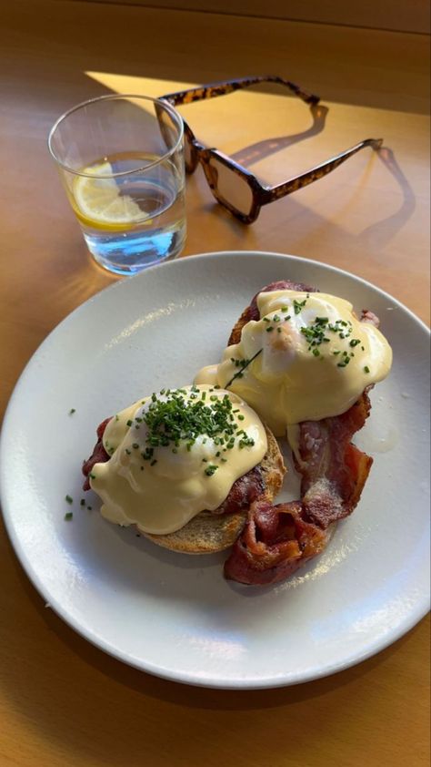 Eggs Benedict Aesthetic, Eggs Benedict Brunch, Lunch Aesthetic, Perfect Fried Egg, Brunch Aesthetic, 2025 Summer, Break Fast, Food Mood, Food Png