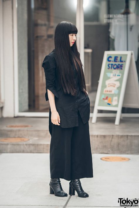 Black minimalistic street fashion Dark Boots, Margiela Tabi Boots, Japanese Street Style, Japanese Minimalist Fashion, Dark Minimalist, Culottes Outfit, Brand Instagram, Japanese Minimalist, Minimalist Japanese