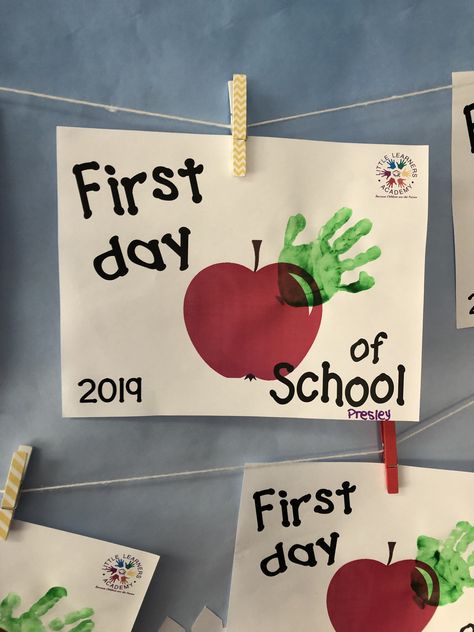 Apple handprint for First Day of school First Days Of School Activities Preschool, First Day Picture Ideas For Teachers, First Day If Preschool Craft, Back To School Themed Art For Toddlers, First Day Of School Apple Handprint, Welcome Back To School Crafts Preschool, First Day Of School Projects Preschool, First Day Of School Infant Craft, First Week Of School Crafts For Toddlers