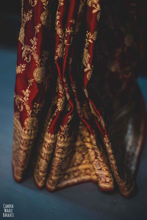 Red Saree Wedding, Hindu Weddings, Bridal Sarees South Indian, Indian Sari Dress, Indian Bridal Sarees, Bengali Bride, Indian Bride Outfits, Silk Saree Banarasi, Wedding Decor Ideas