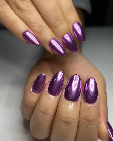 Dazzle and shine with the allure of Purple Chrome Nails, adding an instant touch of glamour to your fingertips. The play of light on the reflective surface of these Purple Chrome Nails creates an enchanting and luxurious manicure choice. Purple Chrome Nails, Purple Chrome, Gold Chrome Nails, Purple Ombre Nails, Chrome Nail Art, Weak Nails, Chrome Nails Designs, Purple Nail Designs, Lavender Nails