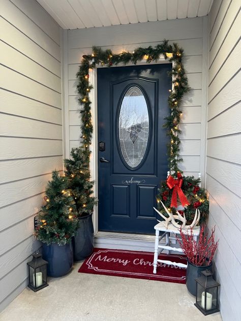 Blue Door Christmas Decor, Blue House Christmas Decor Exterior, Navy Blue Door, Christmas Decor Garland, Christmas Door Decoration, Blue Christmas Decor, Christmas Front Porch, Christmas Porch, Xmas Decor