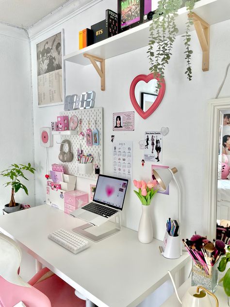 Kpop Room Organization, College Dorm Room Ideas Kpop, Kpop Desk Setup, Cute Desk Ideas, Desk Room Decor, Pastel Desk, Pastel Room Decor, Easy Room Decor, Study Desk Decor