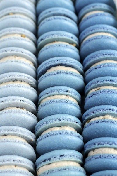 Blue Cooking Aesthetic, Blue And White Macarons, Light Blue Macarons, Dusty Blue Macarons, Blue Macaroons Aesthetic, Baby Shower Macarons Boys, Blue Macarons Aesthetic, Blue Baked Goods, Blue Dessert Ideas