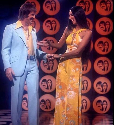 Sonny & Cher show Sonny And Cher Outfits, Sonny And Cher Costume, Sony And Cher, Cher Halloween Costume, Cher Halloween, Cher 80s, 70s Cher, Sonny And Cher Show, Cher 70s