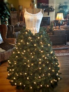 Xmas Dresses, Raw Decor, Diy Christmas Deco, Dress Form Christmas Tree, Mannequin Christmas Tree, Homemade Christmas Tree, Christmas Tree Dress, Tree Dress, Holiday Greenery