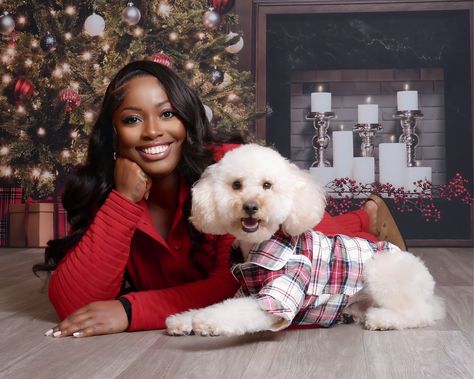 Dog Family Pictures, Christmas Pet Photos, Dog Christmas Photos, Dog Christmas Pictures, Christmas Poses, Christmas Family Photoshoot, Animal Photoshoot, Puppy Mom, Holiday Portraits