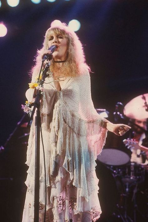 40 Candid Color Photographs Capture a Young and Beautiful Stevie Nicks on Stage in the 1970s and 1980s ~ vintage everyday Stevie Nicks Concert, Stevie Nicks Style, Stephanie Lynn, Lindsey Buckingham, Stevie Nicks Fleetwood Mac, Costume Inspo, Hippie Chick, I'm With The Band, Mötley Crüe