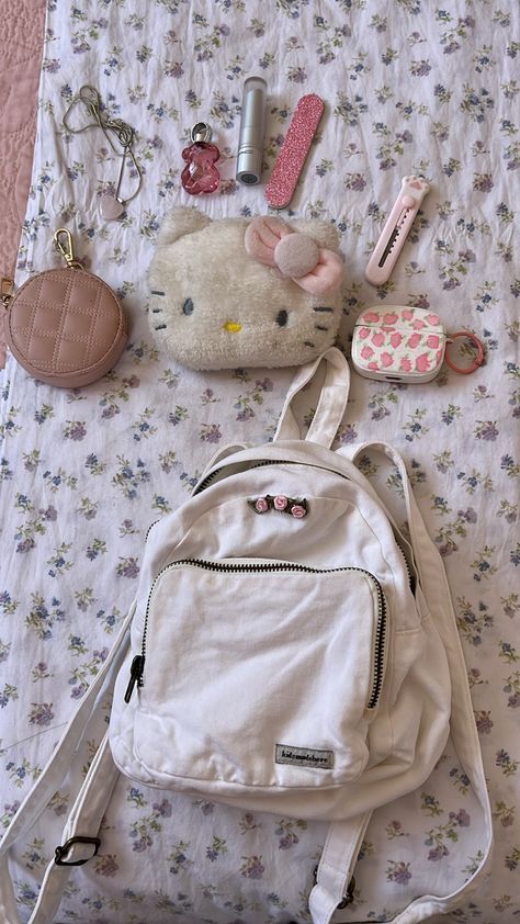 Back To School 2023, Looks Hippie, Everyday Bag Essentials, What's In My Purse, Stylish School Bags, School Bag Essentials, Inside My Bag, Purse Essentials, Handbag Essentials