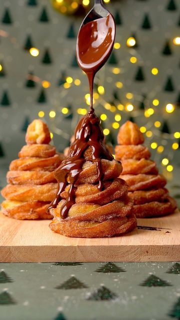 Beignets Easy, Restaurant Content, Ultimate Chocolate Brownies, Christmas Sweet Recipes, Easy Churros, Sticky Toffee Pudding Cake, Using Puff Pastry, Food For Christmas, Christmas Recipe Ideas