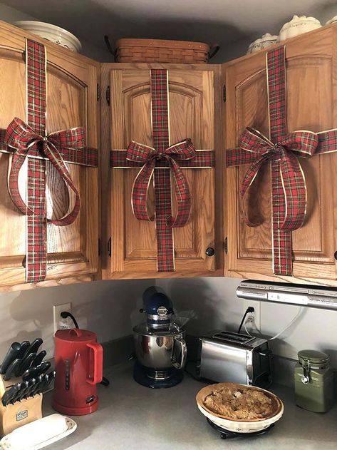 Cupboard Decorations With Ribbons Ribbon Cabinet Christmas, Christmas Cabinets, Diy Outdoor Christmas Decor, Christmas Decorating Hacks, Diy Christmas Decor Ideas, Budget Christmas, Christmas Tree Napkins, Outdoor Christmas Decor, Diy Christmas Decor