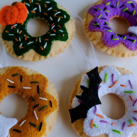 Felt Halloween donut ornaments that I forgot to post! I’m actually changing the colors and fussing with the pattern a bit now, so I’ll have new ones to share soon. Felt Donut, Donut Christmas, Donut Ornament, Halloween Donuts, Felt Halloween, Felt Food, I Forgot, Halloween House, Wool Felt