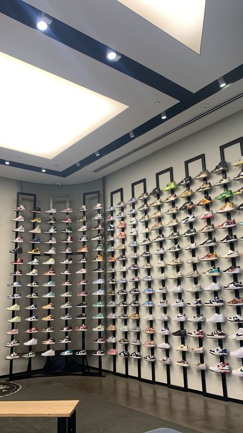 Shoes Shop Design Ideas, Shoes Display Design, Shoe Shop Interior Design, Footwear Shop Interior, Mechanic Shop Decor, Sneaker Wall, Fashion Store Design, Shoe Store Design, Sneaker Displays