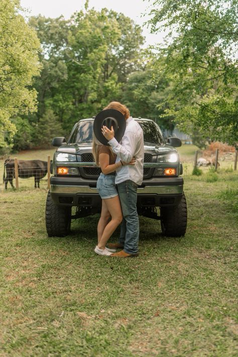 Cute Couple Pics With Truck, Truck Couple Pictures, Couple Car Photos, Country Date Ideas, Country Couple Aesthetic, County Couples, Country Dating, Western Couple Photoshoot, Country Couple Pictures