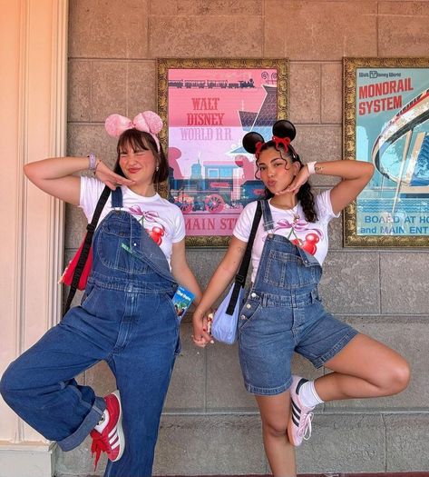 Disneyworld Outfits, Disney Park Outfit, Disney Duos, Disney Gear, Disney Trip Outfits, Disney Lifestyle, Disney Themed Outfits, Cute Disney Outfits, Disney Photo Ideas