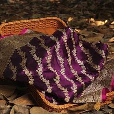 Brinjal Colour Pattu Saree, Purple Colour Silk Saree, Banaras Katan Silk Saree, Benarasi Saree Wedding, Katan Silk Saree Banarasi, Banarasee Saree, Pure Banarasi Silk Sarees, Purple Sari, Katan Saree