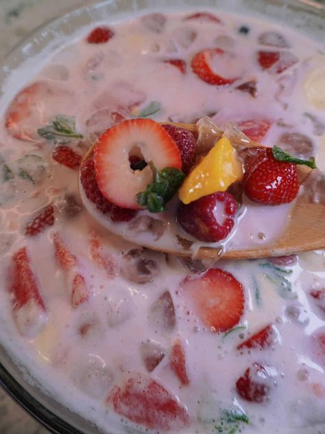 Hwachae Korean, Korean Fruit, Korean Drink, Ambrosia Recipe, Nightshade Free Recipes, Watermelon Punch, Korean Drinks, Strawberry Bowl, Fruit Soup