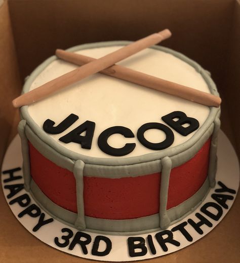 Drum cake with fondant drum sticks Cake Drums Design, Snare Drum Cake Ideas, Drums Birthday Cake, Drum Theme Cake, Drum Cake Birthday, Drum Kit Cake, Snare Drum Cake, Birthday Cakes Without Fondant, Musician Cake Ideas