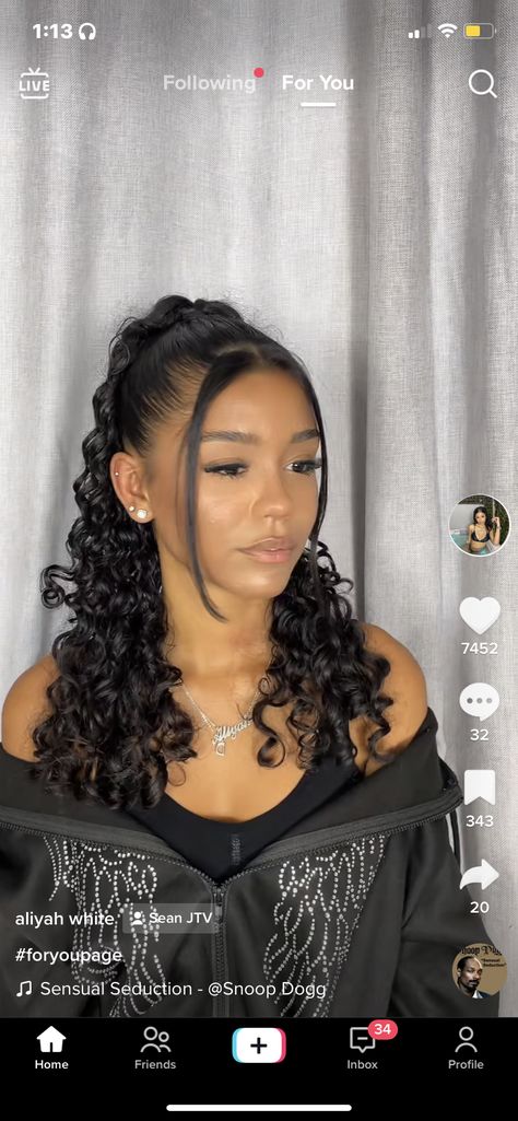 Natural Curly Hairstyles Baddie, 90s Simple Hairstyles, Curly Hairstyles To Go Out, West Coast Hairstyles, Homecoming Hairstyles Mixed Girl, Middle Part Hairstyles For Curly Hair, Curly Hairstyles For Black Women Long, Zigzag Curly Hairstyles, Natural Curly Hoco Hairstyles