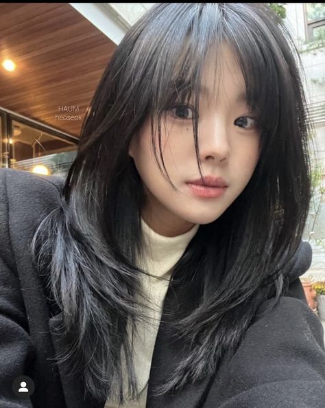 Straight Short Hair With Bangs Asian, Medium Hair With Front Layers, Japanese Haircut Medium, Asian Curtain Bangs, Mid Length Layers, Korean Medium Hair, Hair Inspiration Long, Haircut Inspo, Hairstyles For Layered Hair