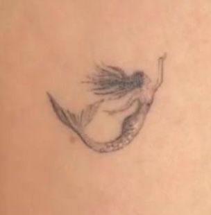 Clam Shell Tattoo, Shell Tattoo, Mermaid Tattoo Designs, Shell Tattoos, Ocean Tattoos, Mermaid Tattoo, Clam Shell, Tattoo Inspo, Divine Feminine