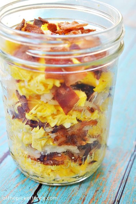 Mason Jar Breakfast Recipes, Mason Jar Recipes, Mason Jar Breakfast, Mason Jar Lunch, Mason Jar Recipe, Menu Sarapan Sehat, Breakfast In A Jar, Jar Recipes, Overnight Oat