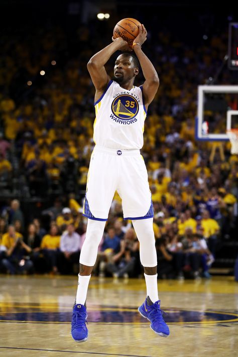 Warriors Star Kevin Durant Is an Investor in The Grill - Eater NYclockmenumore-arrow : The celebrity connections continue at NYC’s hottest spot right now Kevin Durant Aesthetic, Kevin Durant Warriors, Nba Kevin Durant, Bob Marley Pictures, Photography Poses For Men, Nba Finals, Kevin Durant, Nba Players, The Grill