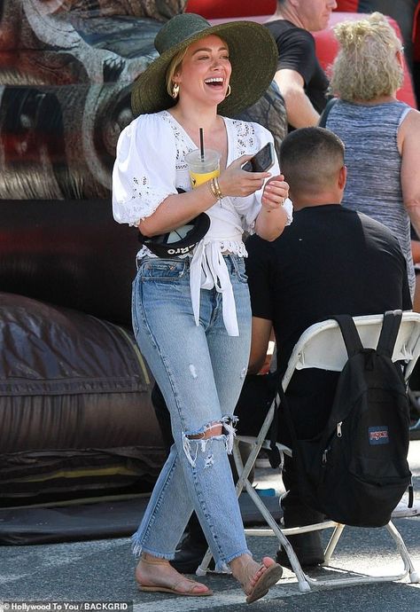 Summer Mom Fashion, Hilary Duff Dress, Mom Jeans Outfit Summer, Hilary Duff Style, Mom Outfit, Mom Jeans Outfit, Summer Outfits For Moms, Mom Fashion, Lizzie Mcguire