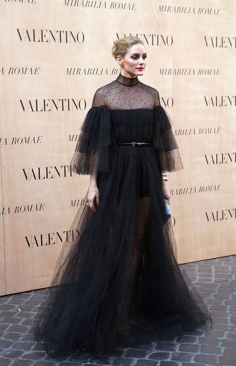 A dreamy Valentino gown for the Valentino Haute Couture show in July 2015. Unique Gowns, Olivia Palermo Outfit, Estilo Olivia Palermo, Valentino Gowns, Valentino Haute Couture, Olivia Palermo Style, Valentino Dress, Fashion Week 2015, Couture Mode