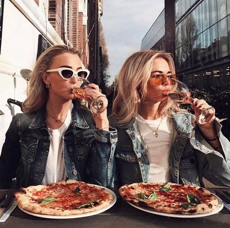 Look forward to weekend like  By @claartjerose | stylebyH2W.com | instagram @_h2w_ | Bff Pics, Photos Bff, Eating Pizza, Shotting Photo, Best Friend Photos, Bff Pictures, Friend Goals, Best Friend Goals, Friend Photoshoot