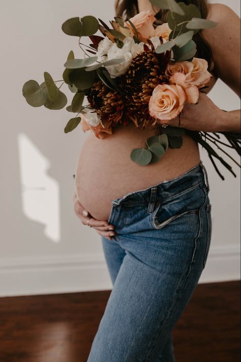 Maternity Photography Ideas Flowers, Floral Maternity Shoot Ideas, Studio Maternity Shoot With Flowers, Bouquet Maternity Shoot, Pregnancy Photos With Flowers, Maternity Photoshoot With Flowers, Pregnancy Flower Photoshoot, Maternity Shoot Flowers, Maternity Photography Flowers