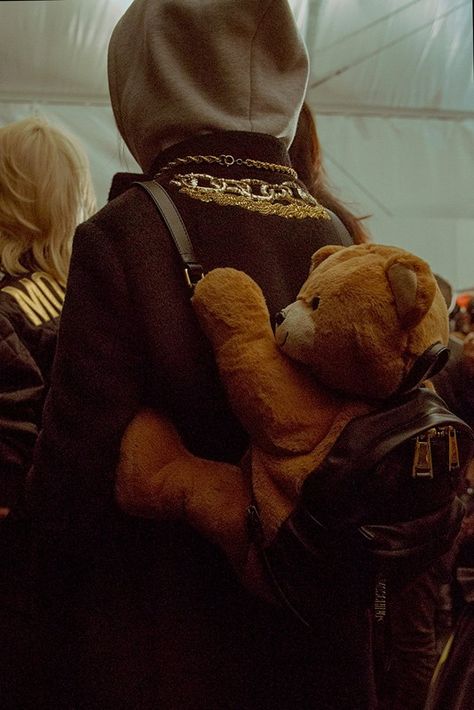 Teddy bear bag at Moschino AW15 MFW. See more here: http://www.dazeddigital.com/fashion/article/23793/1/moschino-aw15-livestream Teddy Bear Bag Diy, Moschino Bag Outfit, Teddy Bear Accessories, Teddy Bear Fashion, Jeremy Scott Moschino, Teddy Bear Bag, Teddy Bear Backpack, Teddy Bag, Fashion Article