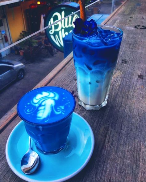 Resep Smoothie, Colorful Drinks, Fancy Drinks, Butterfly Pea, Blue Food, Pretty Drinks, Think Food, Cute Desserts, Starbucks Drinks