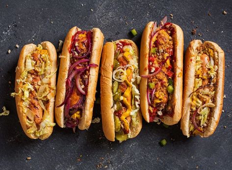 Unique Hot Dogs, Hamburger Gourmet, Cookout Dishes, Grilling Hot Dogs, Gourmet Hot Dogs, Hot Dog Toppings, Hot Dog Chili, Easy Guacamole, Chili Dogs