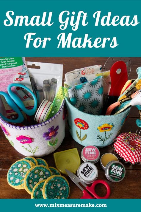 Small gifts and stocking stuffer ideas for makers: Two embroidered felt baskets stuffed with sewing, quilting and stitching supplies including scissors, clips, pins, floss, Thread Gloss, pattern weights, diagonal seam tape, rulers, etc. Diy Gifts For Quilters, Sewing Party Favors, Quilt Retreat Favors, Womens Retreat Gifts, Quilt Retreat Gifts, Make A Gift Basket, Small Gift Ideas, Making A Gift Basket, Sewing Retreats