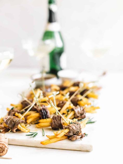 Mini Steak-Frites Hors D'oeuvres - These little steak bites pack a punch of flavor and are super filling! They are great if you’re having just a cocktail party or need a bit of time before serving dinner. Flavored Fries, Hors Devours Appetizers, Wedding Hors D'oeuvres, Hors Devours, Beef Appetizers, Heavy Appetizers, Garden 2023, Mini Appetizers, Christmas Appetizers Party