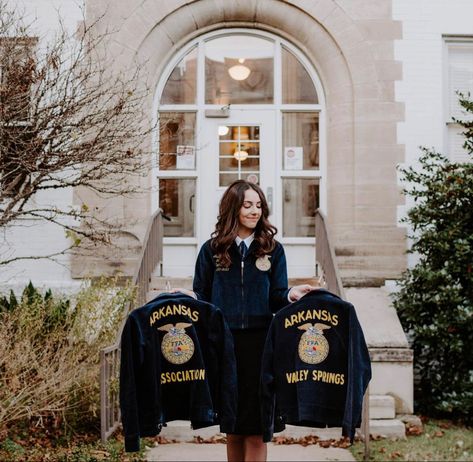 Ffa Jacket Senior Pictures, Ffa Senior Picture Ideas, Ffa Senior Pictures, Ffa Pictures, Western Senior Picture Ideas, Ffa Jacket, Bestie Photoshoot, Sr Photos, Pig Pics