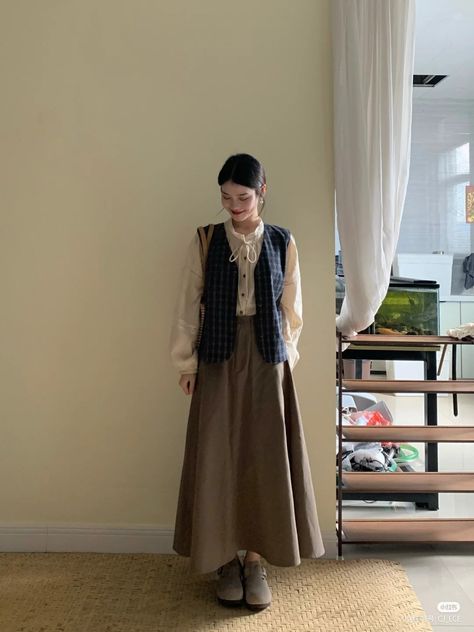 Florist Outfit Style, Korean Vest Outfit, Women Modest Outfits, Hijabi Autumn Outfits, A Line Skirt Outfits, Autumn Korean Fashion, Modest Girly Outfits, Minimalist Fashion Women, Japan Outfit