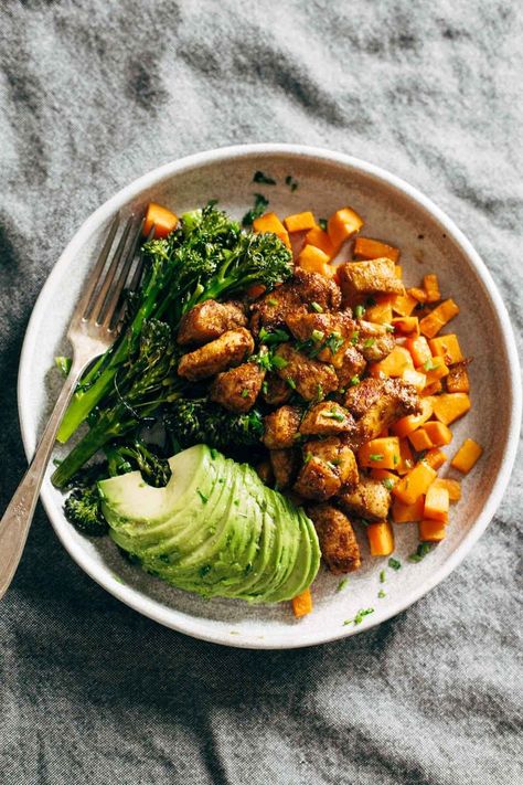 Spicy Chicken and Sweet Potato Meal Prep Magic! 3 big sheet pans + 45 minutes = healthy meals for a week! | pinchofyum.com Chicken And Sweet Potato, Meal Prep Clean Eating, Healthy Food Recipes Clean Eating, Chicken Sweet Potato, God Mat, Healthy Clean Eating, Meal Prep For The Week, Idee Pasto Sano, Diet Keto